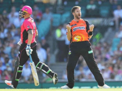 Andrew Tye takes his third hat-trick in T20 cricket | ऑस्ट्रेलियाई गेंदबाज एंड्रयू टाय ने ली तीसरी हैट-ट्रिक, रचा नया इतिहास
