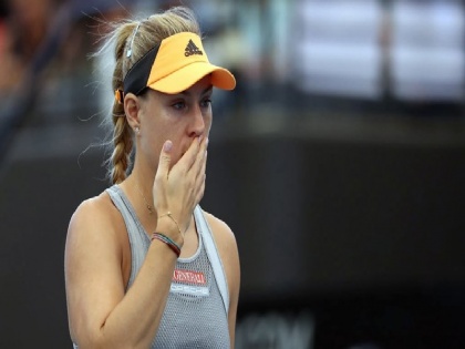 Former champion Angelique Kerber suffers Australian Open injury scare in Adelaide | पूर्व चैंपियन एंजलिक कर्बर को पीठ में लगी चोट, ऑस्ट्रेलियाई ओपन की तैयारियों को झटका