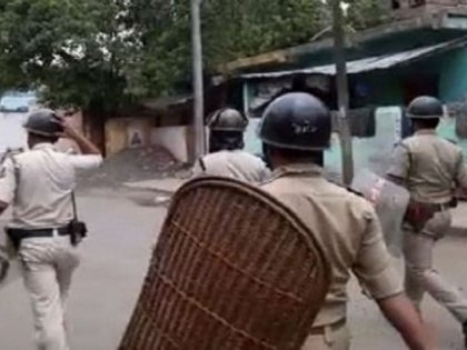 Bjp leaders broke article 144 situation is still criticle in bhatpada | भाटपाड़ा में लोगों ने धारा 144 का उल्लंघन किया, पुलिसकर्मियों पर फेंके पत्थर , 16 गिरफ्तार
