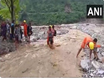 Himachal Disaster Cloud burst in Mandi's Shehnu Gouni and Kholanala villages NDRF rescues 51 stranded people | Himachal Disaster: मंडी के शेहनु गौनी और खोलानाला गांवों में फटा बादल, NDRF फंसे हुए 51 लोगों को बचाया