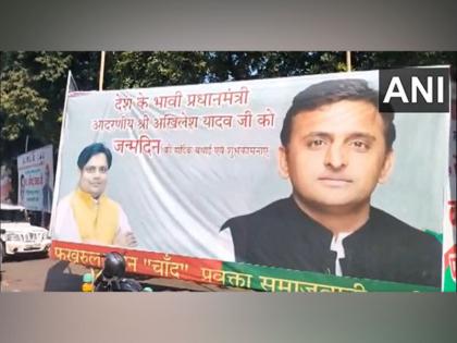 Posters Akhilesh Yadav as 'future Prime Minister' put up in Lucknow BJP responded | लखनऊ में अखिलेश यादव को 'भविष्य के प्रधानमंत्री' बताने वाले पोस्टर लगे, बीजेपी ने कहा- दिन में सपने देखने पर रोक नहीं है