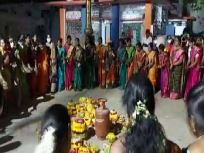 women protest against lpg price with celebrating bathukamma festival | एलपीजी महंगी होने पर महिलाओं ने किया अनोखा विरोध प्रदर्शन, सोशल मीडिया पर वायरल हुए अनोखा अंदाज