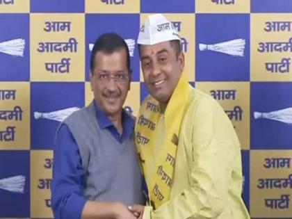 WATCH: बीजेपी के पूर्व विधायक अनिल झा अरविंद केजरीवाल की मौजूदगी में AAP में हुए शामिल