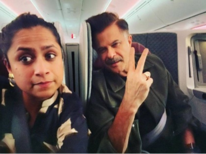 Woman scared while flying in the plane Anil Kapoor gave such courage see viral photos | विमान में उड़ान भरने के दौरान घबराई महिला तो अनिल कपूर ने ऐसे दी हिम्मत, देखें वायरल तस्वीरें
