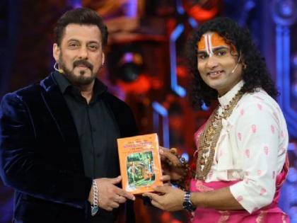 Baba Aniruddhacharya reached the sets of Bigg Boss 18 meet Salman Khan see photos | Bigg Boss 18 के सेट पर पहुंचे बाबा अनिरुद्धाचार्य, सलमान खान से की मुलाकात; देखें तस्वीरें