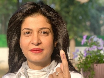 Anjana Om Kashyap casts vote in Delhi elections, users said on Twitter - from your face it seems | दिल्ली चुनाव में अंजना ओम कश्यप ने डाला वोट, ट्विटर पर यूजर्स बोले-आपके चेहरे से लगता है कि...