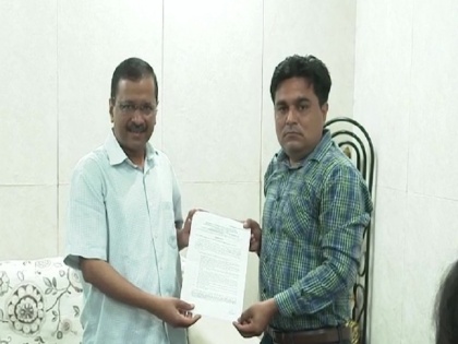 Arvind Kejriwal letter of appointment of government job to brother of Ankit Sharma who lost his life during Delhi violence | दिल्ली दंगों में जान गंवाने वाले अंकित शर्मा के भाई को सरकारी नौकरी मिली, सीएम अरविंद केजरीवाल ने सौंपा नियुक्ति पत्र