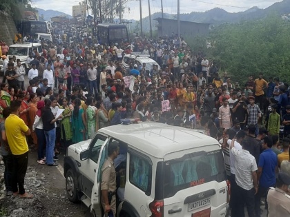 Ankita Bhandari murder huge crowd of protestors demand justice blocking Badrinath-Rishikesh highway | Ankita Bhandari Case: अस्पताल के बाहर भारी संख्या में जमा हुए प्रदर्शनकारी, बद्रीनाथ-ऋषिकेश हाईवे किया जाम