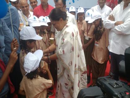 annapurna dudh yojana launched in rajasthan | राजे सरकार 62 लाख से अधिक छात्रों को निशुल्क पिलागी दूध, शुरू की 'अन्नपूर्णा दूध योजना' annapurna dudh yojana launched in rajasthan | राजे सरकार 62 लाख से अधिक छात्रों को निशुल्क पिलागी दूध, शुरू की 'अन्नपूर्णा दूध योजना'