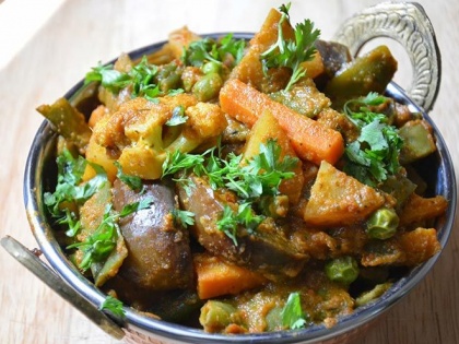 Govardhan Puja : puja vidhi, importance, rituals, foods and annakut sabzi recipe | गोवर्धन पूजा पर 80 अलग-अलग फल और सब्जियों को मिलाकर क्यों बनाते हैं अन्नकूट की सब्जी, जानिए रेसिपी