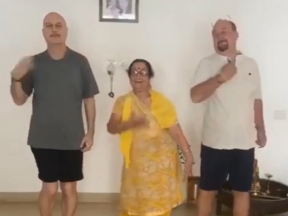 bollywood actor anupam kher dance with mother and brother video goes viral | अनुपम खेर ने मां और भाई संग किया जबरदस्त डांस, सोशल मीडिया पर वीडियो वायरल