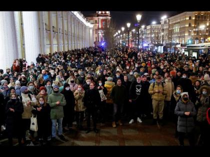 anti-war-sentiment-grows russia-govt-crackdown more than 3000 people detained open letter | यूक्रेन संकट: रूस में तेज हुआ युद्ध विरोधी आंदोलन, तीन दिन में 3000 से अधिक गिरफ्तार, हजारों खुले खत लिख रहे लोग