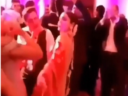 Anushka sharma and virat kohli dance in reception party viral video | VIDEO: रिसेप्शन में दिखा अनुष्का का बाराती स्टाइल डांस, देख विराट भी शर्माए