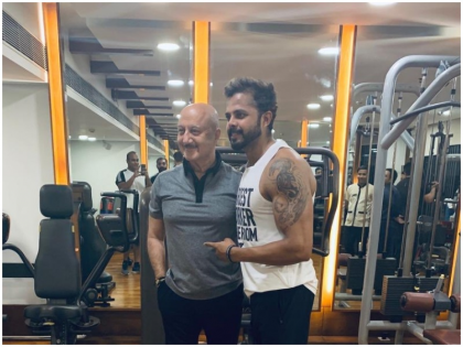 anupam kher and bigg boss contestant sreesanth workout video | Video: 64 साल के अनुपम खेर ने श्रीसंथ को वर्कआउट के मामले में दे डाली टक्‍कर