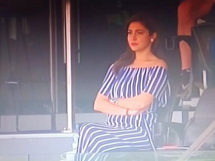 Ind vs Aus: Virat Kohli's wife Anushka Sharma spotted in crowd during Adelaide Test against Australia | Ind vs Aus: मैच देखने पहुंची अनुष्का शर्मा, कोहली के साथ मनाएंगी शादी की पहली सालगिरह