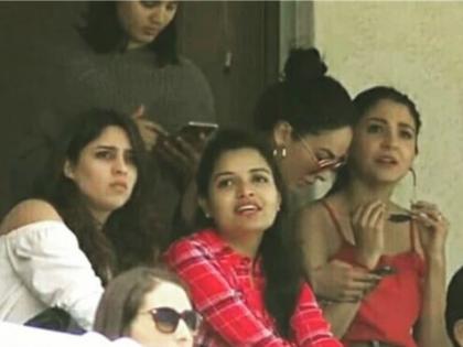 Anushka Sharma cheers for husband Virat Kohli from the stands | विराट को चीयर करने पहुंचीं अनुष्का, 5 रन पर आउट हुए कोहली तो फोटोज हुईं वायरल