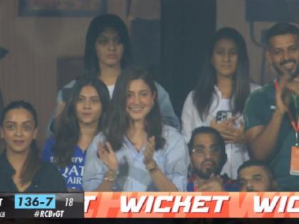 Anushka Sharma came to watch match for first time after the birth of son Akaay cheered hubby Virat Kohli cute photos viral | बेटे अकाय के जन्म के बाद पहली बार मैच देखने पहुंची अनुष्का शर्मा, हबी विराट को किया चीयर; क्यूट फोटोज वायरल