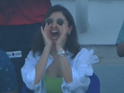 IPL 2022 Anushka Sharma-Virat Kohli Gets Loudest Cheer Wife Half-Century Against Gujarat SEE video | IPL 2022: विराट कोहली का पचासा, झूम उठीं पत्नी अनुष्का, वीडियो वायरल, देखें