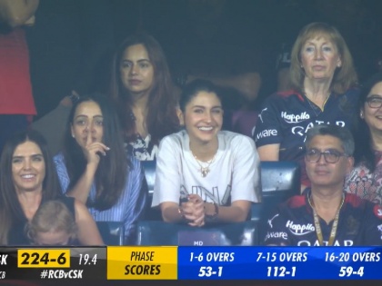 IPL 2023 Dhoni came out to bat, fans got excited Anushka Sharma gave such a reaction video viral | IPL 2023: मैदान में आए बल्लेबाजी करने उतरे धोनी तो एक्साइटेड हुए फैन्स, अनुष्का शर्मा ने दिया कुछ ऐसा रिएक्शन, वीडियो वायरल