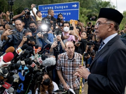 Malaysia king names reformist leader Anwar Ibrahim as prime minister, ending uncertainties over a hung Parliament | मलेशियाः सुधारवादी नेता अनवर इब्राहिम होंगे नए पीएम, मलेशिया के राजा ने त्रिशंकु संसद की अनिश्चितता खत्म किया