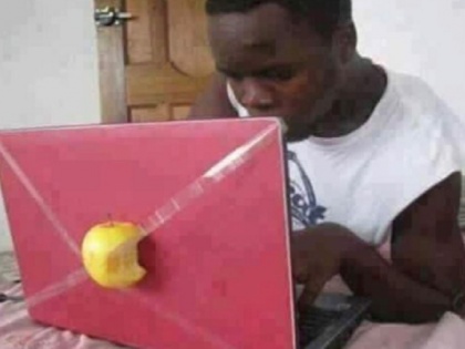 anand mahindra share photo of a man working on laptop with half apple behind | आनंद महिंद्रा ने मजेदार तस्वीर शेयर कर कहा- 'इसे हमेशा अपने फोल्डर में रखता हूं', बताई वजह