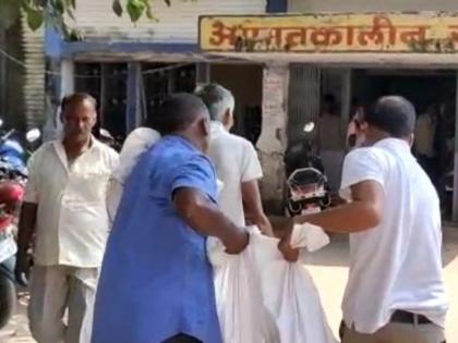 ara sadar hospital woman suffering brain hemorrhage did not get stretcher bihar patna cm nitish kumar | आरा सदर अस्पतालः स्ट्रेचर नहीं मिलने पर ब्रेन हैमरेज बुजुर्ग महिला मरीज को बोरे में लपेटकर ले जाना पड़ा सीटी स्कैन कराने, भटकते रहे घरवाले ara sadar hospital woman suffering brain hemorrhage did not get stretcher bihar patna cm nitish kumar | आरा सदर अस्पतालः स्ट्रेचर नहीं मिलने पर ब्रेन हैमरेज बुजुर्ग महिला मरीज को बोरे में लपेटकर ले जाना पड़ा सीटी स्कैन कराने, भटकते रहे घरवाले