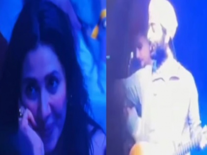 Arijit Singh FAILS To Recognise Mahira Khan At Dubai Concert, Stops Singing Midway To Apologise | VIDEO: दुबई कॉन्सर्ट में माहिरा खान को पहचानने में नाकाम रहे अरिजीत सिंह, फिर माफी मांगने के लिए बीच में रोका गाना