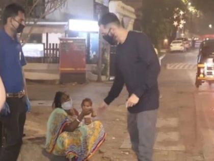 Arjun Rampal Helps Poor Woman While Going Restaurant video goes viral | गोद में बच्चा लिए सड़क किनारे भूखी बैठी थी गरीब महिला, अर्जुन रामपाल ने कुछ इस तरह की मदद, वीडियो वायरल