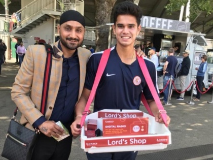 Arjun Tendulkar spotted selling radios outside lord's by Harbhajan Singh, pic goes viral | Ind vs ENG: लॉर्ड्स के बाहर 'रेडियो बेचते' नजर आए अर्जुन तेंदुलकर, हरभजन ने शेयर की तस्वीर, हुई वायरल