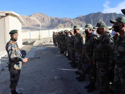 Army Chief General Manoj Mukund Naravane visit to Ladakh to review the security situation | LAC पर  ‘तनावपूर्ण’ हालात, सेना प्रमुख बोले- राष्ट्र हम पर भरोसा कर सकता है, भारतीय सैनिक तैयार
