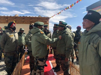 Army Chief General MM Naravane visited Eastern Ladakh operational situation ground commended troops high morale&exhorted  | लद्दाख सीमा पर तनावः एलएसी पहुंचे थलसेना प्रमुख नरवाणे, सेनाध्यक्ष को अपने बीच पाकर गलवान वैली के बहादुरों का सीना हुआ चौड़ा