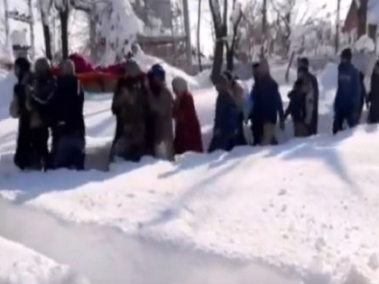 100 army personnel walk 4 hours with pregnant woman in snow kashmir pm modi tweet video | बर्फबारी में डिलीवरी के लिए जाती महिला के संग 4 घंटे तक चलते रहे 100 जवान, पीएम मोदी ने वीडियो शेयर कर कही ये बात