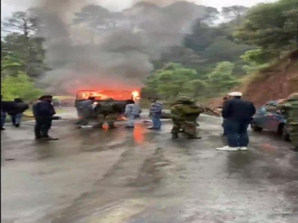 Army vehicle caught fire on Poonch-Jammu highway 4 soldiers martyred – report video | Video: पुंछ-जम्मू हाईवे पर सेना की गाड़ी में लगी आग, 4 जवान हुए शहीद- रिपोर्ट