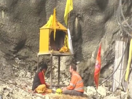 International tunneling expert Arnold Dix offers prayer outside Silkyara tunnel | VIDEO: अंतरराष्ट्रीय सुरंग विशेषज्ञ अर्नोल्ड डिक्स को आस्था में है विश्वास, सिल्क्यारा सुरंग के बाहर मंदिर में की प्रार्थना