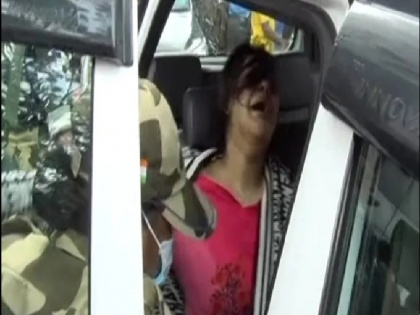 Bengal ex Minister's Aide Arpita Mukherjee refused To Exit Car | मेडिकल चेकअप के लिए अर्पिता मुखर्जी को ले जाया जा रहा था अस्पताल, फूट-फूट कर रोई, गाड़ी से बाहर आने से किया इंकार