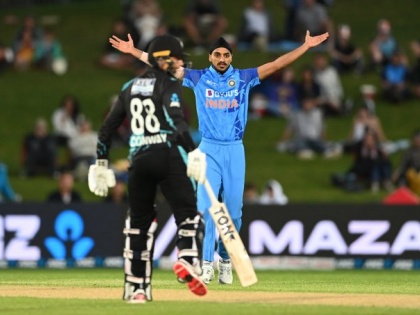 New Zealand vs India 2022 Fast bowlers Arshdeep Singh Mohammed Siraj took 4-4 wickets New Zealand all out 160 runs in 19-4 overs Lost eight wickets 30 runs  | New Zealand vs India 2022: अर्शदीप और सिराज का 'चौका', 19.4 ओवर में 160 रन पर आउट, 30 रन के अंदर आठ विकेट गंवाए