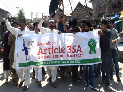 in Kashmir, Article 35-A of the Constitution strives to spoil the atmosphere created by the weapon | अब कश्मीर में संविधान के अनुच्छेद 35-ए को हथियार बनाना किया शुरू, ऐसा बिगाड़ा जा रहा माहौल