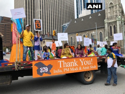 Canada Indian community members held a parade for IndiaIndependence Day thank to modi and Shah for Article 370 | कनाडा में भारतीय मूल के लोगों ने मनाया स्वतंत्रता दिवस का जश्न, आर्टिकल 370 को हटाने के लिए पीएम मोदी व शाह को दिया धन्यवाद