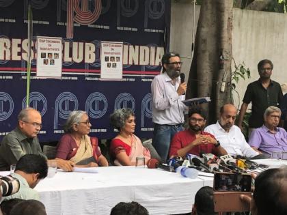 arundhati roy prashant bhushan aruna roy press conference in delhi on gautam navlakha, sudha bhardwaj and varvara rao arrest | माल्या, मोदी, चौकसी को देश से भाग जाने दिया, सरकार ने काटी है जनता की जेब: अरुंधति रॉय