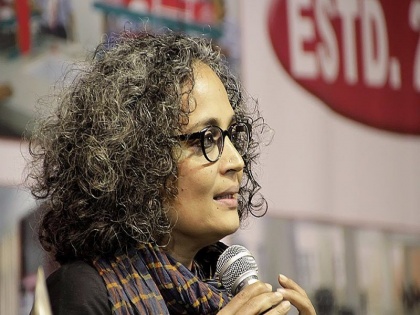 Arundhati Roy advice to people Give your name as Ranga Billa, address 7, Race Course Road to NPR officials | अरुंधति रॉय का विवादित बयान, कहा-कोई पूछे तो नाम रंगा-बिल्ला और पता रेस कोर्स बताएं
