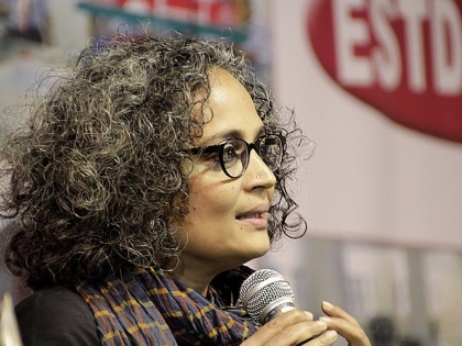 Arundhati Roy attacked Modi government, said - Government is ruthlessly putting activists and scholars in jail | अरुंधति रॉय ने मोदी सरकार पर किया हमला, कहा- कार्यकर्ताओं, विद्वानों को निर्दयता से जेल में डाल रही है सरकार