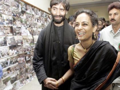 Deepak Chaurasia on Arundhati Roy tweet Surrender your passport fill in a new form viral | दीपक चौरसिया ने अरुंधति रॉय की यासिन मलिक के साथ तस्वीर शेयर कर कहा- 'अपना पासपोर्ट सरेंडर करिए, नया फार्म भरिए और अपना नाम...' Deepak Chaurasia on Arundhati Roy tweet Surrender your passport fill in a new form viral | दीपक चौरसिया ने अरुंधति रॉय की यासिन मलिक के साथ तस्वीर शेयर कर कहा- 'अपना पासपोर्ट सरेंडर करिए, नया फार्म भरिए और अपना नाम...'