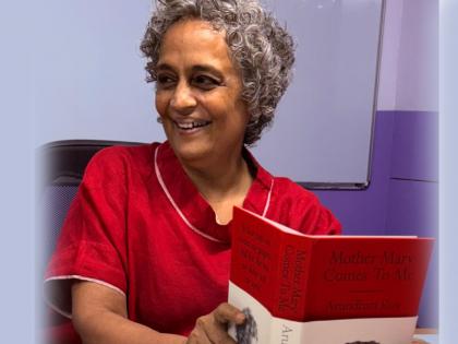 Arundhati Roy books will not be read in Jammu and Kashmir 25 books including Azadi banned | जम्मू-कश्मीर में नहीं पढ़ीं जाएगी अरुंधति रॉय की किताबें, 'आजादी' समेत 25 किताबों पर लगा बैन