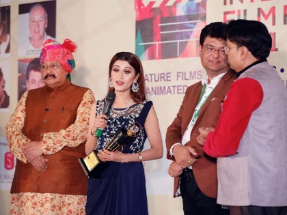 Actress Aarushi Nishank attends Dehradun International Film Festival | अभिनेत्री आरुषि निशंक ने देहरादून अंतर्राष्ट्रीय फिल्म महोत्सव में लिया भाग, उत्तराखंड सरकार के साथ बातचीत