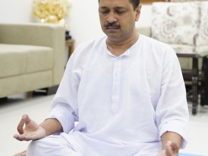 CM Kejriwal did yoga at official residence, Delhi BJP leaders did yoga in groups | CM केजरीवाल ने आधिकारिक आवास पर किया योगाभ्यास, दिल्ली भाजपा के नेताओं ने समूहों में किया योग
