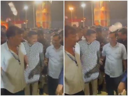 Arvind Kejriwal attacked during Navratri festival water bottle thrown at Delhi CM video surfaced | Watch: नवरात्रि उत्सव के दौरान अरविंद केजरीवाल पर हमला, दिल्ली सीएम पर फेकी गई पानी की बोलत, सामने आया वीडियो