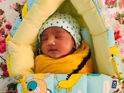 Arvind Kejriwal shared born baby picture on Twitter users said you too must have been born such cute, know the whole story | ट्विटर पर अरविंद केजरीवाल ने शेयर की बच्चे की तस्वीर, यूजर्स बोले-आप भी ऐसे क्यूट पैदा हुए होंगे, जानें पूरा माजरा