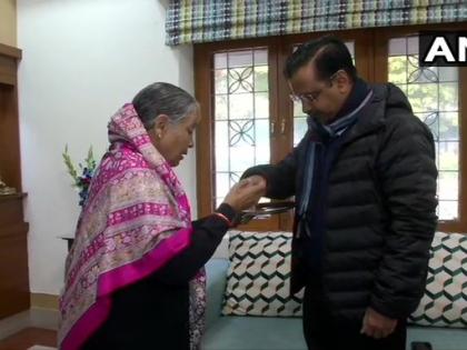 Delhi elections: CM Kejriwal arrives with family to vote, mother's blessings before leaving home | दिल्ली चुनाव: CM अरविंद केजरीवाल ने परिवार संग डाला वोट, घर से निकलने से पहले लिया था मां का आशीर्वाद Delhi elections: CM Kejriwal arrives with family to vote, mother's blessings before leaving home | दिल्ली चुनाव: CM अरविंद केजरीवाल ने परिवार संग डाला वोट, घर से निकलने से पहले लिया था मां का आशीर्वाद