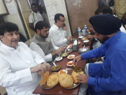 BJP official claimed that Congress leaders eating chhole Bhature before fast, here is the truth | उपवास से पहले कांग्रेस नेताओं ने खाए छोले-भटूरे, जानें बीजेपी के दावे में कितनी सच्चाई?