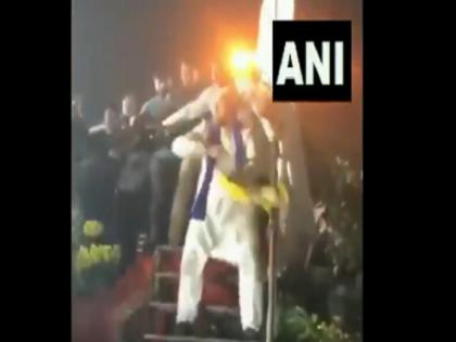 Maharashtra Assembly Polls 2019: Asaduddin Owaisi performs a dance step during a rally in Aurangabad, Video goes Viral | महाराष्ट्र चुनाव: असदुद्दीन ओवैसी का मस्ती भरा अंदाज, रैली के बाद करने लगे डांस, वीडियो वायरल